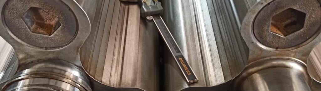 Imagem de capa da EngMaker com uma engrenagem, simbolizando a precisão e o foco da empresa em soluções industriais.