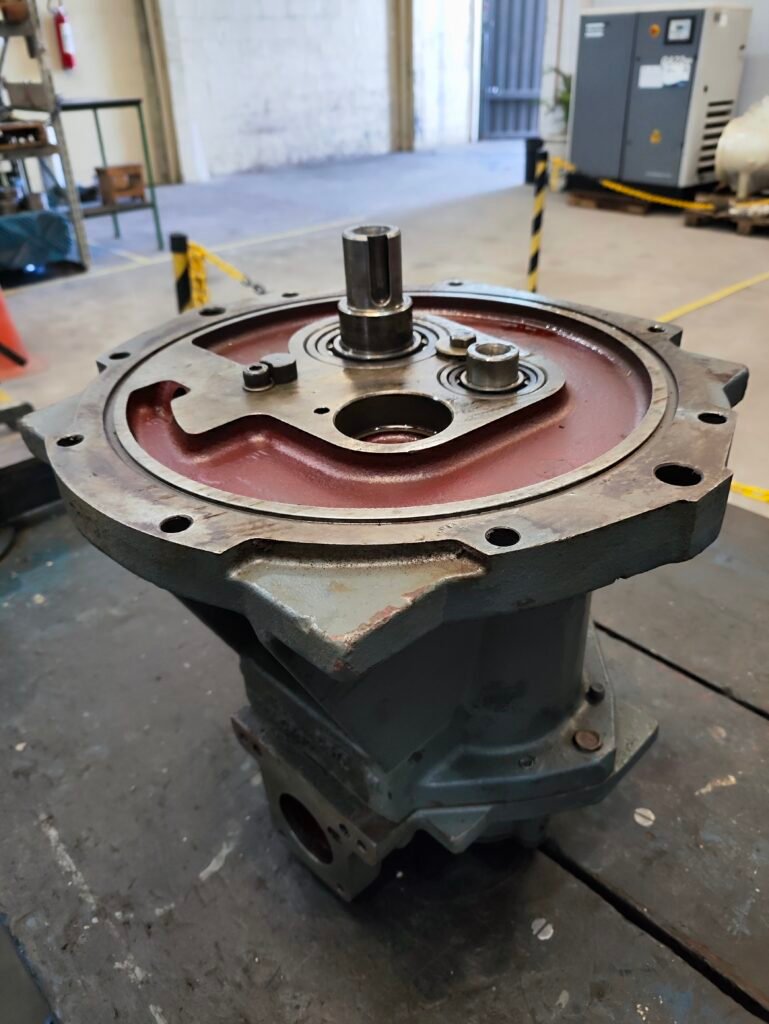 Componente de compressor aguardando manutenção, pronto para ser inspecionado e reparado.