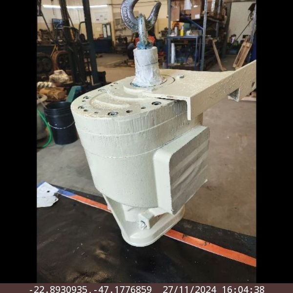 Soprador sendo transportado por um guindaste, destacando o processo de movimentação segura do equipamento industrial.