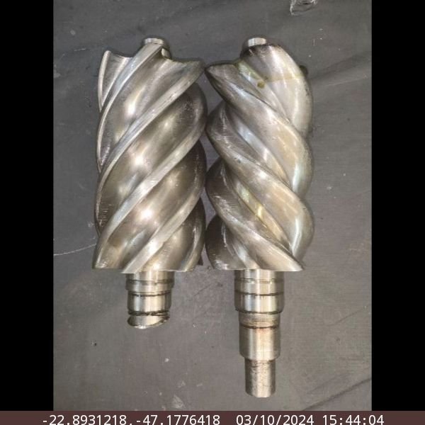 Vista frontal de elemento de compressor parafuso, destacando a estrutura e componentes principais do equipamento.