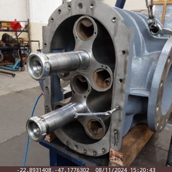 Soprador Roots em linha de montagem, mostrando o processo de montagem e ajuste de componentes.