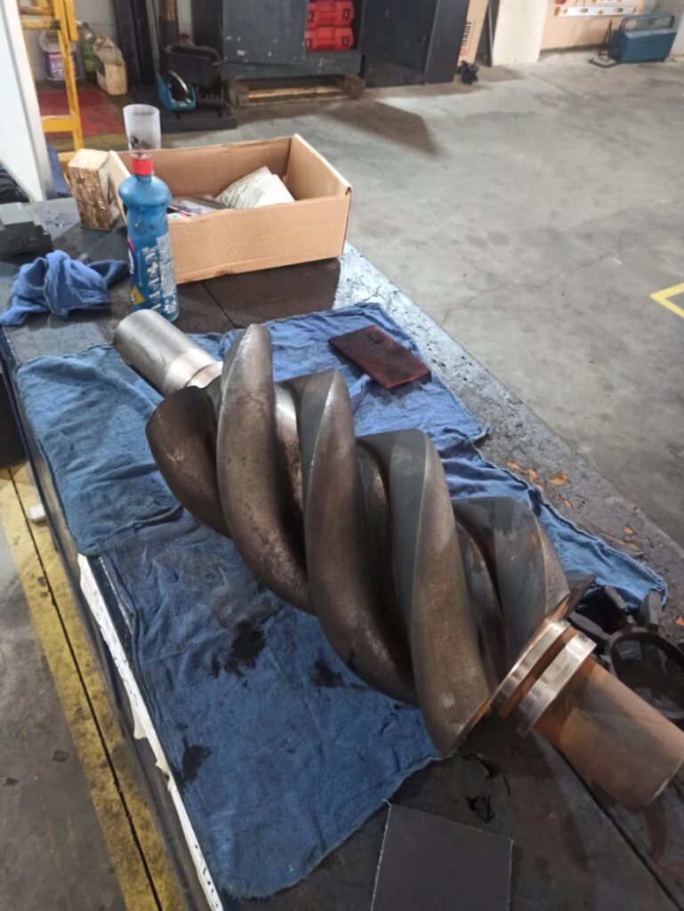 Elemento de compressor chegando à oficina da EngMaker para manutenção e inspeção técnica.