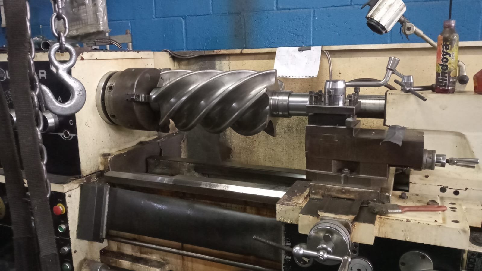 Usinagem de Elemento de Compressor – Processo de Precisão Usinagem de elemento de compressor, mostrando o processo de ajuste e acabamento preciso da peça para garantir sua performance.