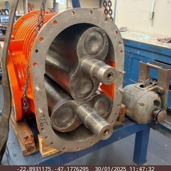 Soprador Roots em processo de manutenção, com componentes internos visíveis durante a inspeção e reparo.