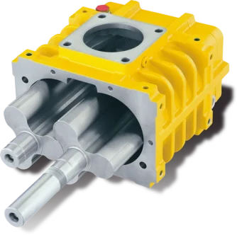 Bloco de compressor parafuso aberto para manutenção, mostrando os componentes internos expostos durante o processo de reparo.